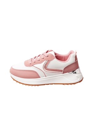 Weißer und pinker Sportschuh mit Schnürverschluss, Obermaterial aus Mesh und Leder, dicker weißer Sohle und brauner strukturierter Außensohle.