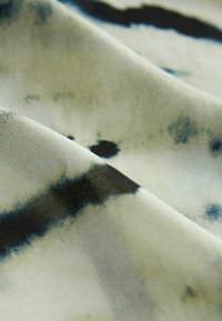 Unselected, ecru zebra print
