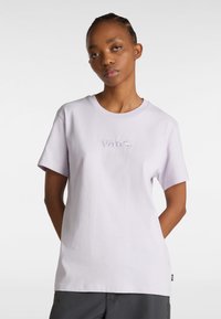 Lichtlavendelkleurig katoenen T-shirt met korte mouwen, ronde halslijn en geborduurd "vans." logo in het midden. Softe textuur en casual pasvorm.