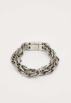 Bracelet en chaîne en métal argenté, présentant un design tressé avec des brins texturés et un fermoir. Fini lisse avec des surfaces réfléchissantes.
