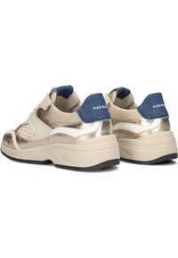 Sneakers met een metallic gouden bovenwerk met textuuraccenten, witte details en een donkerblauwe denim achterkant. Dikke roomkleurige zool.