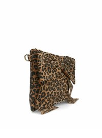 Leopardenmuster Clutch-Tasche mit einem großen Schleifendetail, ausgestattet mit einem Reißverschluss und einer verstärkten Seite. Braun- und Schwarztöne, textile Struktur.