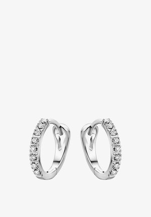 Des boucles d'oreilles en argent en forme de créoles avec une rangée de petites pierres claires sur un côté. Le design est lisse avec une finition polie et un fermoir sécurisé.