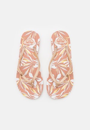 Chanclas con un diseño floral en rosa y blanco, tirantes color beige, plantilla texturizada y un acento metálico circular cerca de la tira.