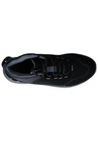 Scarpe sportive nere con una tomaia testurizzata, fodera in mesh e accenti grigi. Presentano lacci piani e un colletto imbottito per il comfort.