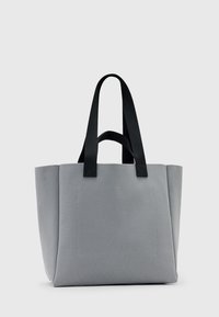 Borsa tote grigia con un tessuto testurizzato, due manici neri e forma rettangolare. Presenta un design semplice senza hardware o decorazioni visibili.