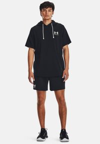 Must mustre with ees ja esi port, valged köied, koos mustade lühikeste pükstega. Under Armour logo rinnal ja pükstel.