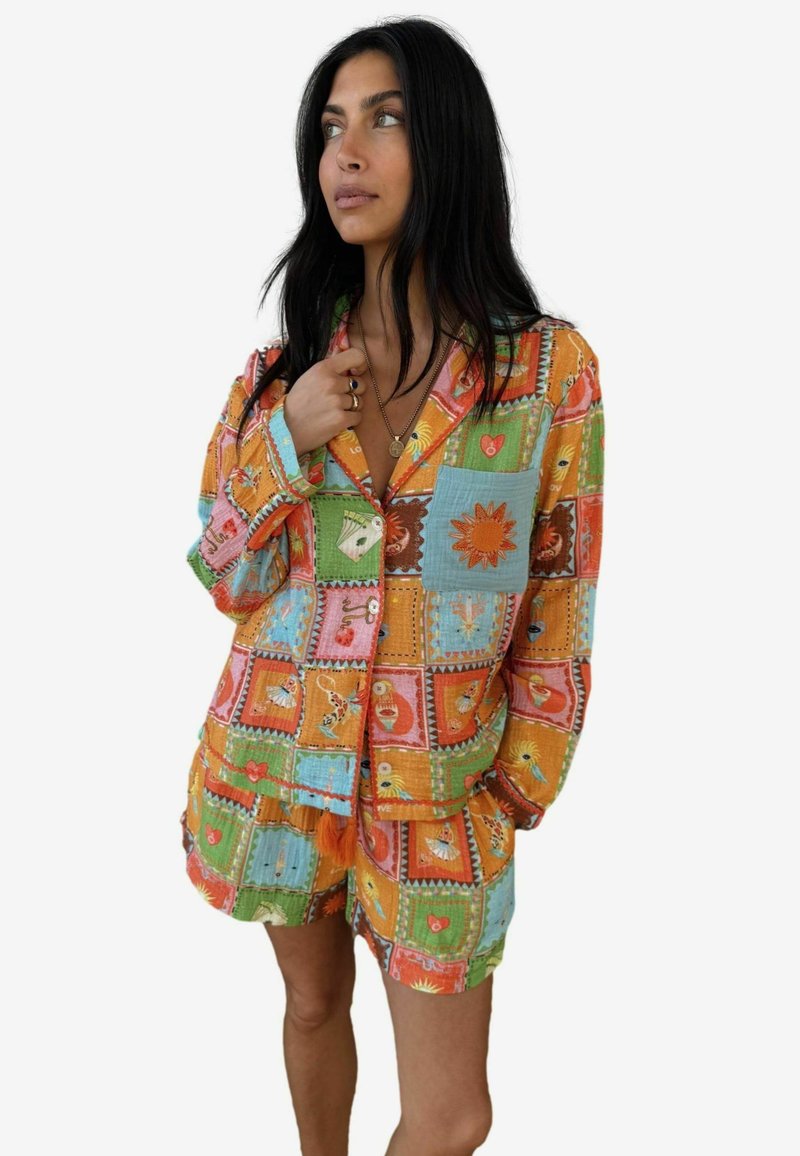 Kleurijk patchwork overhemd met knopen en shortset van katoen, met bloemen- en geometrische patronen in oranje, groen, blauw en roze.