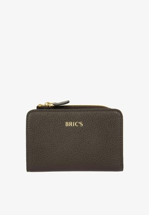 Portefeuille en cuir marron avec une surface texturée, fermeture éclair et logo doré. Forme rectangulaire compacte avec un profil mince.