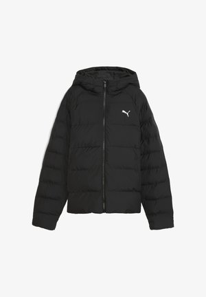 Giubbotto piumino nero con chiusura zip e cappuccio, caratterizzato da pannelli trapuntati orizzontali e un piccolo logo Puma bianco sul lato sinistro del petto.