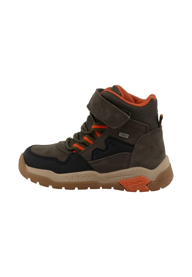 Brązowe i czarne półwysokie buty trekkingowe z pomarańczowymi akcentami, rzepem, teksturowaną powierzchnią i solidną gumową podeszwą z wzorami antypoślizgowymi.