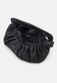 Czarna skórzana torba z marszczonym designem i zawiązanym detalem na górze oraz miękkim, teksturowanym wykończeniem. Widoczna metka wewnętrzna.