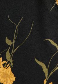 Schwarzer Stoff mit floralem Muster aus gelben Blumen und grünen Stielen. Die Textur wirkt glatt und leicht.