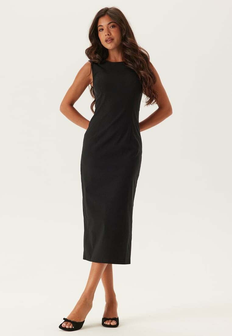 Svart ärmlös midiklänning med en figurnära siluett, jämn textur och knälång fåll; har en minimalistisk design och inga synliga detaljer.