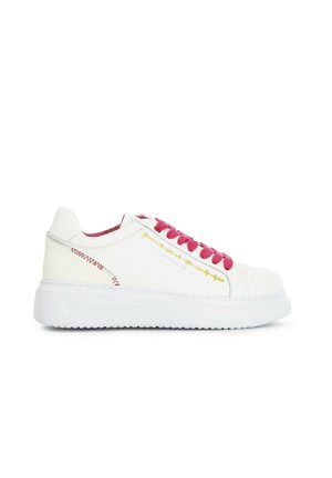 Sneaker bianco in pelle con vivaci lacci rosa, cuciture decorative gialle e una suola bianca spessa. Presenta dettagli ricamati sottili.