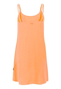 Narančasta haljina bez rukava s dvostrukim tankim naramenicama i malim logotipom "protest" na prsima, prikazana na bijeloj pozadini.