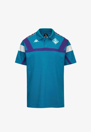 Polo bleu sarcelle avec des accents violets et blancs, manches courtes, col, patte de boutonnage à deux boutons, et écussons avec logo sur la poitrine et les bandes aux épaules.