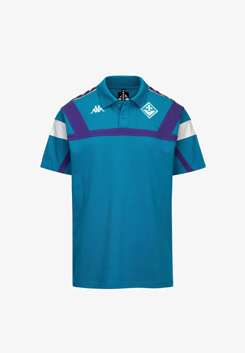 Polo bleu sarcelle avec des accents violets et blancs, manches courtes, col, patte de boutonnage à deux boutons, et écussons avec logo sur la poitrine et les bandes aux épaules.