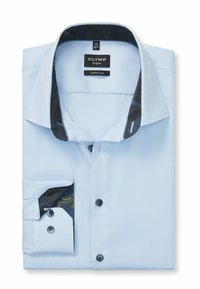 Himmelblaues, super eng geschnittenes Hemd mit gemustertem dunklen Kragen und Manschetten, aus strukturiertem Stoff mit fünf schwarzen Knöpfen entlang der Vorderseite.