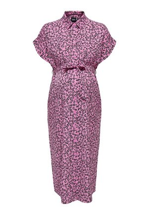 Roze midi-jurk met zwarte luipaardvlekken, korte mouwen, knoopsluiting vooraan, kraag en bindceintuur in de taille.