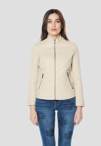 Lichtbeige leren jas met een hoge kraag, een ritssluiting aan de voorkant, twee zijzakken en doorgestikte details op de mouwen.