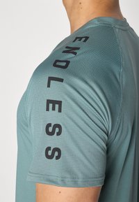 Endless FEISTY ICONIC - Sports T-shirt - cypress
