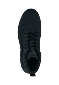 Schwarze Knöchelstiefel aus strukturiertem Leder, mit weicher grauer Textilauskleidung, runder Kappe und schwarzen Schnürsenkeln. Mit einer Schlaufe für einfaches Anziehen.