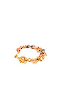 Pulsera de cadena de metal en oro, plata y oro rosa con eslabones entrelazados; cuenta con un cierre de palanca y un charm en forma de corazón con una inscripción.