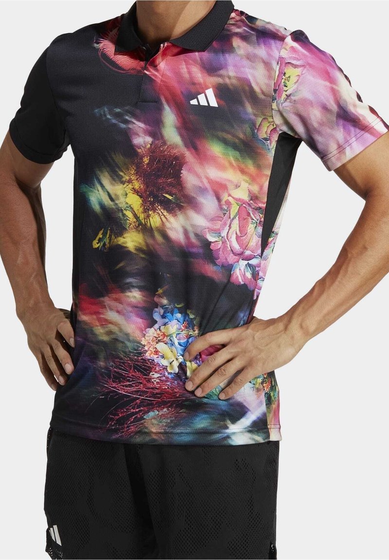 Golfino multicolore con motivo floreale, maniche nere e colletto. Realizzato in tessuto leggero con una texture liscia.