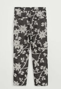 Pantalons cargo noirs et gris à motifs avec des designs floraux blancs, dotés de poches latérales et d'un tissu texturé. Taille élastique.