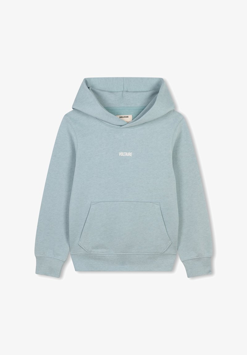 Hoodie en coton bleu clair avec une poche avant et des poignets côtelés. "VOLTAIRE" est imprimé en blanc sur la poitrine. Texture lisse, design décontracté.