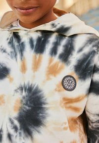 Next SHORT SLEEVE TIE DYE  SET REGULAR FIT - Džemperis su gobtuvu - white pewter silver