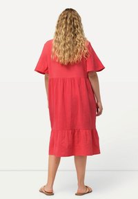 Ulla Popken TEXTURED SHORT SLEEVE SPLIT NECK  - Denní šaty - dark coral