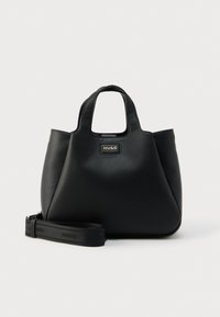 Geantă tote din piele neagră cu finisaj texturat, mânere scurte, plăcuță cu logo auriu și curea detașabilă. Formă compactă, curbată.