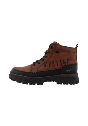Brun læderankelstøvle med sort sål og snørebånd, mærket med teksten "MUSTANG" og et lille hestelogo på hælen.