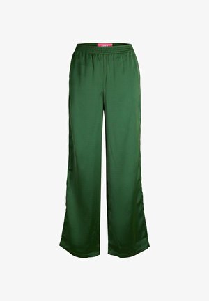 Pantalons larges verts avec une taille élastique, fabriqués dans un matériau lisse avec de subtils rayures verticales pour ajouter de la texture.