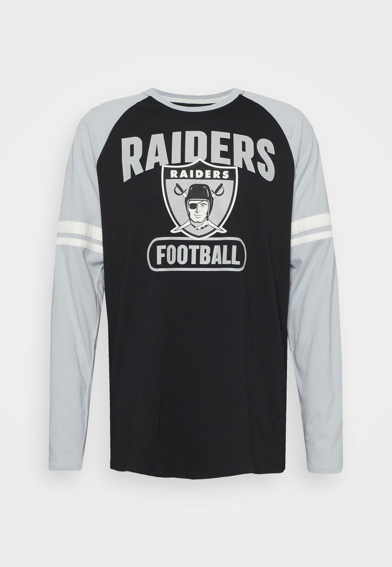 Langarmshirt mit schwarzem Körper und grauen Ärmeln, mit dem Text "RAIDERS", einer Fußballgrafik und zwei weißen Streifen an den Ärmeln.