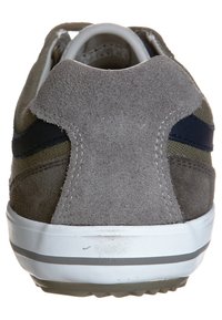 Baskets en daim gris avec accents bleu marine et semelle en caoutchouc blanche. Caractérisées par un col rembourré et des détails de coutures. Semelle extérieure plate et texturée pour une meilleure adhérence.