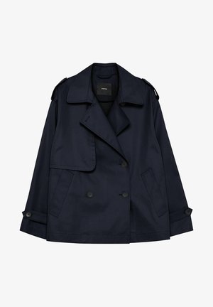 Gabardina azul marino de doble botonadura con solapas anchas, correas abotonadas en los puños, hombreras y bolsillos frontales inclinados.