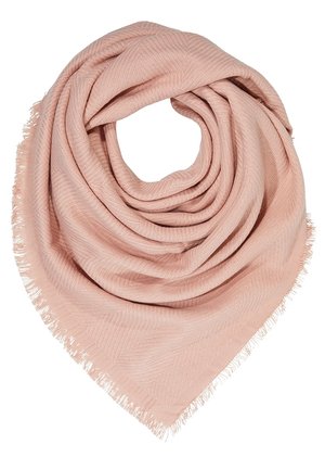 Miękki różowy trójkątny szal z delikatnym wzorem jodełki i frędzlami na brzegach, starannie złożony w okrągły kształt.