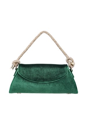Geantă de mână din catifea verde, cu clapetă curbată și mâner texturat din frânghie bej, legat în noduri la atașamente metalice pe fiecare parte.