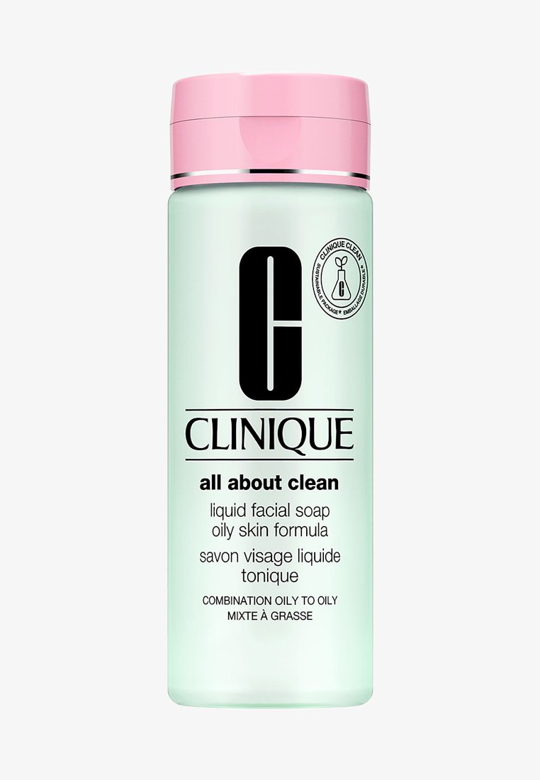 Mintgrønn flaske med et rosa lokk, merket "Clinique All About Clean," for fet hudtype, med svart tekst og en logo.
