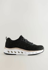 Sneaker nera con tomaia in tessuto texturizzato caratterizzata da riflessi dorati, design con lacci e suola bianca imbottita con ritagli e accentuazione beige.