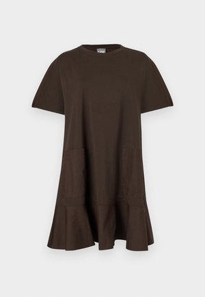Σκούρο καφέ κοντομάνικο φόρεμα με στρογγυλή λαιμόκοψη, δύο μπροστινές τσέπες και φαρδύ τελείωμα, σε απλό φόντο.