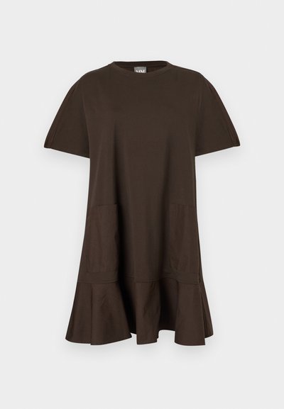 Robe courte marron foncé à manches courtes, col rond, deux poches avant et un ourlet évasé sur un fond uni.