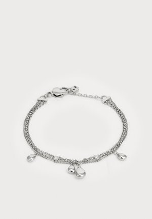 Silberarmband mit zwei geschichteten Ketten und drei tropfenförmigen Charms. Verfügt über einen Karabinerverschluss und eine verstellbare Länge mit einem schlichten Design.