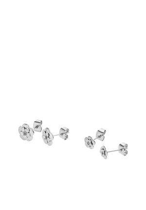 Zwei Paare silberne Ohrstecker in Blumenform mit Schmetterlingsverschlüssen, unterschiedlich groß.