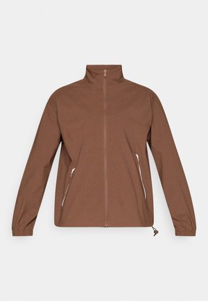 Bruine jas met ritssluiting, hoge kraag, elastische manchetten en zijzakken met witte ritsen. Glad, lichtgewicht stof met een matte afwerking.