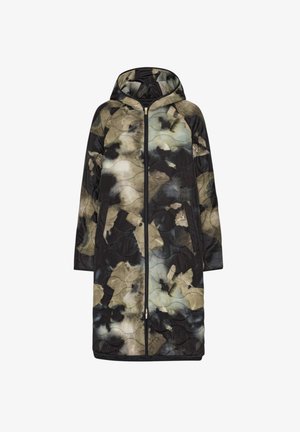 Abrigo acolchado con capucha en un patrón abstracto multicolor que presenta tonalidades de negro, verde y beige. Incluye cremallera frontal y bolsillos laterales.