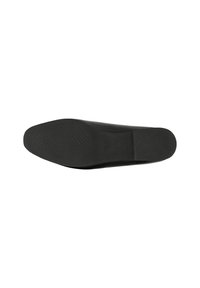 Suola di scarpa in pelle nera, design piatto con grip testurizzato, punta rotonda e dettagli minimi. Superficie liscia con colore uniforme.